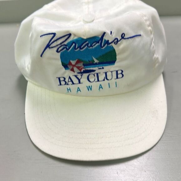 Men's White Embroidered Graphics Paradise BayClub Hawaii Snapback Cap OSFA - Picture 1 of 7